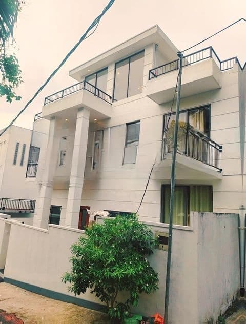 පදිංචියට සෑදු ළස්සන දෙමහල් නිවසක් විදෙස් ගතවනබෑවින් ඉක්මනින විකිනිමට .