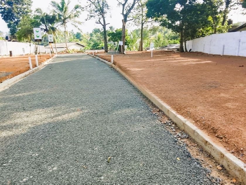 පිළියන්දල නගරයට ලගින්ම බටකෑත්තර පාර පේනදුරින් අගනා බිම් කොටස්