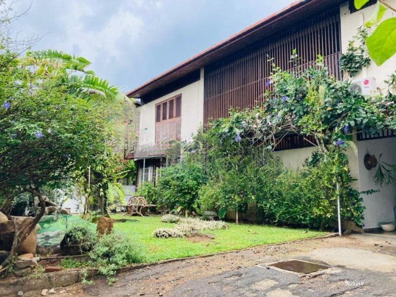 Colombo 5 spacious house is available for lease with Antique furniture.