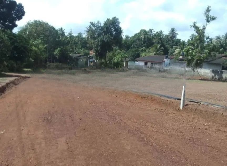 Udugampola නගරයෙන් 244 බස් පාරට 500m දුරින් නවතම ඉඩම්