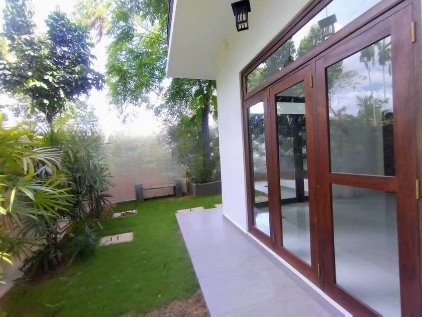 නිදහසේ ඉන්න සුපරි තෑනක දෙමහල් නිවසක් විකිනිමට පන්නපිටිය