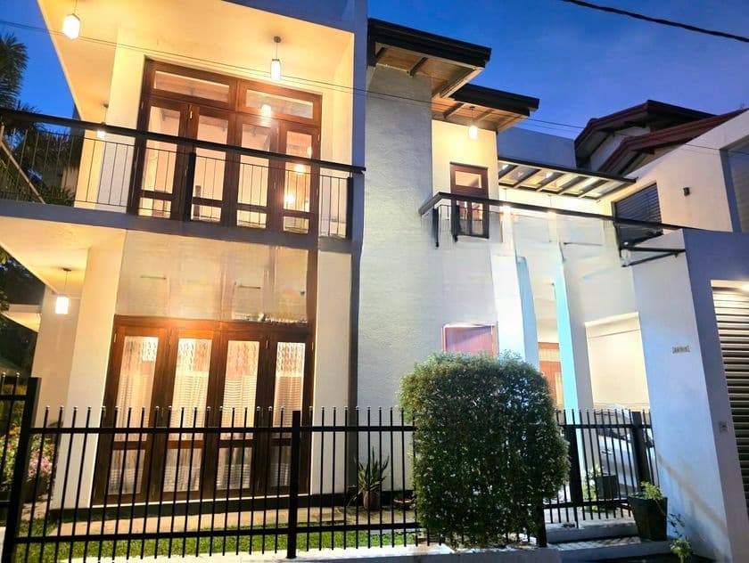 පර්චස් 13 ක ගඩොලින් ඉදිකල සුකෝපබෝගී දෙමහල් නිවස විකිනීමට - මත්තෙගොඩ