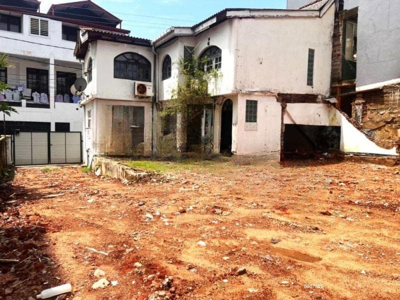 Seaside Land with Small Upstairs House for Sale – Mount Lavinia
