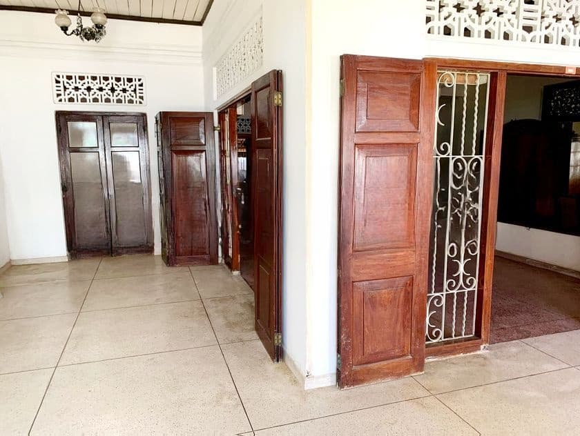 Land for sale with an old house in Mount lavinia