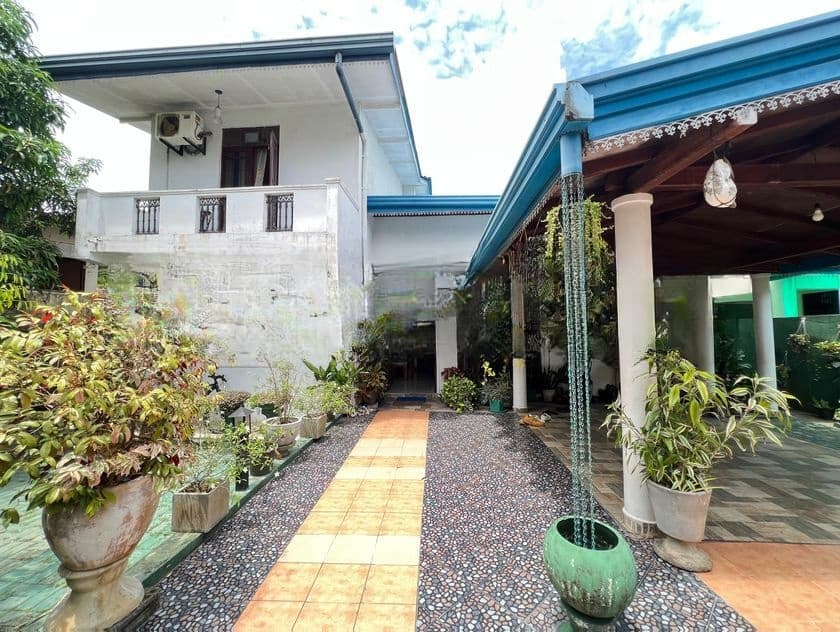මත්තෙගොඩ පර්චස් 11.5 ක දෙමහල් නිවසක් විකිණීමට