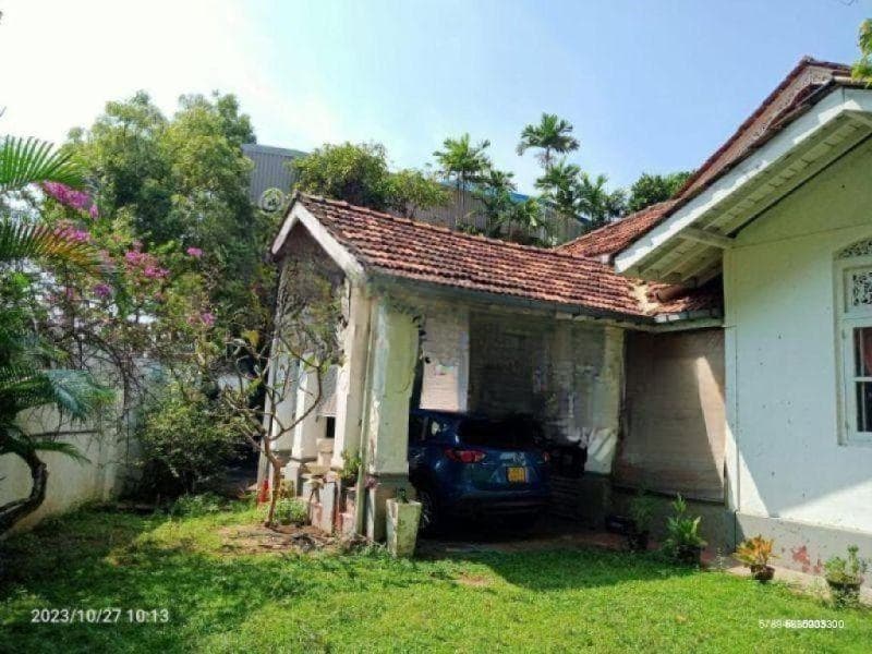 Property for Sale in Prime Location - Colombo 04 | 33.5 Perches Land with Colonial House | LKR 670 Million - KO-539