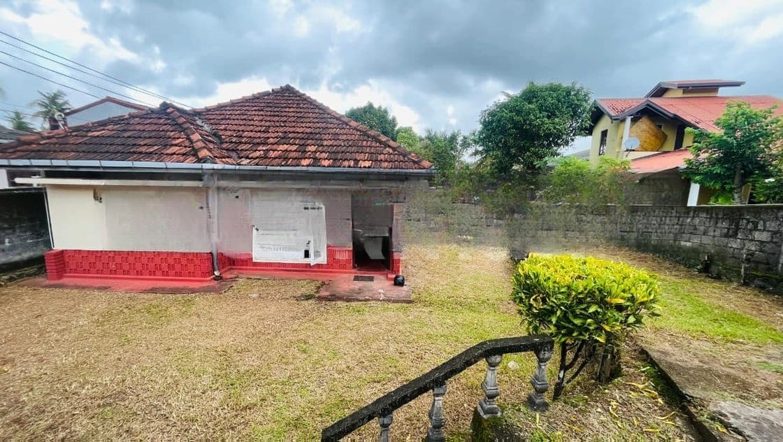 Land with House for Sale in Piliyandala