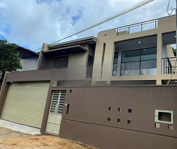 Sale for a Luxury Modern House in Piliyandala