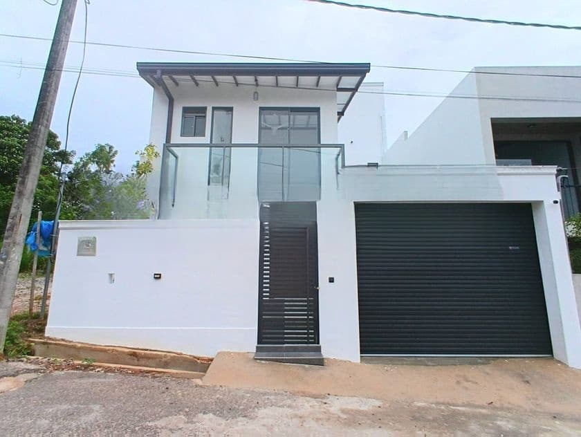Modern Luxury House Near Kahathuduwa Highway
