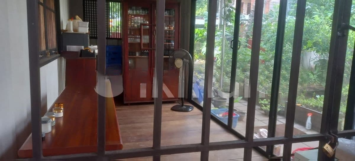 Land with House for Sale in Colombo 8 (p-16)