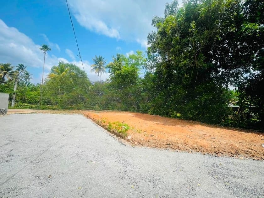 Yakkala Land for Sale | නුවර පාරට ඇවිදින දුරින්
