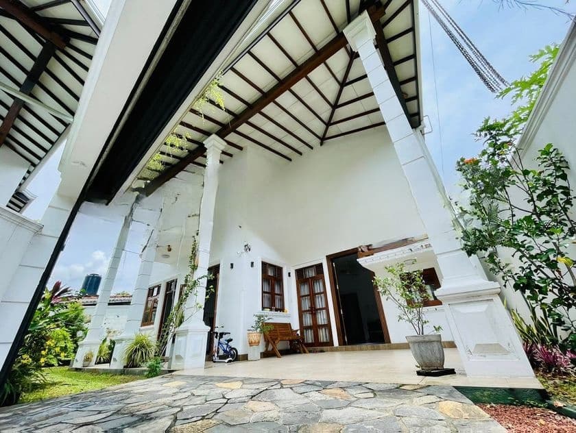 පිළියන්දල නගරය අංගසම්පූර්ණ දෙමහල් නිවසක්