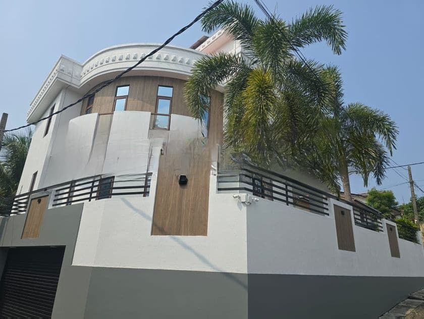 Modern 4-Storey Luxury Residence with Lift – Dehiwala (Nedimala)