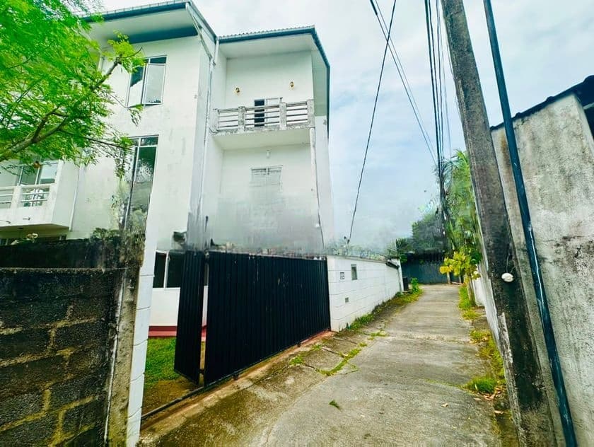 ( YR-1150) Valuable Three Storey House Rent in Nugegoda