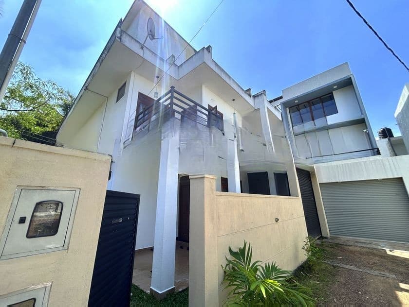 2 Storied House with Roof-Top in Athurugiriya Galwarusa Road