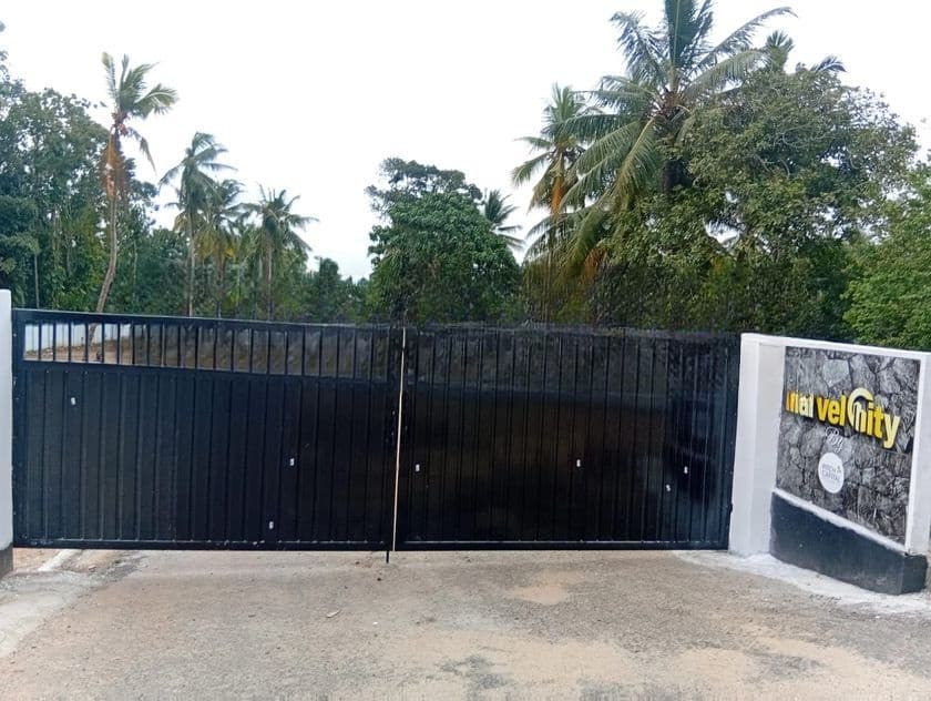 ප්රධාන බස් පාරට සමීපයෙන් අතුරුගිරිය පුරවරයෙන් විකිණීමට අගනා බිම් කොටස්
