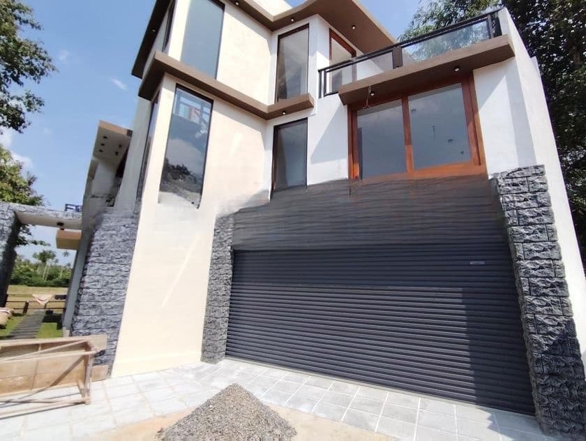 BRAND NEW THREE STOREY HOUSE FOR SALE IN POLGASOWITA