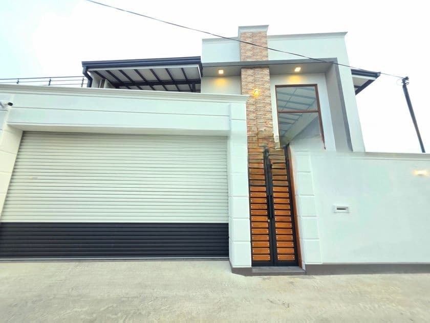 Super Luxury 3 Storied House For Sale in Piliyandala