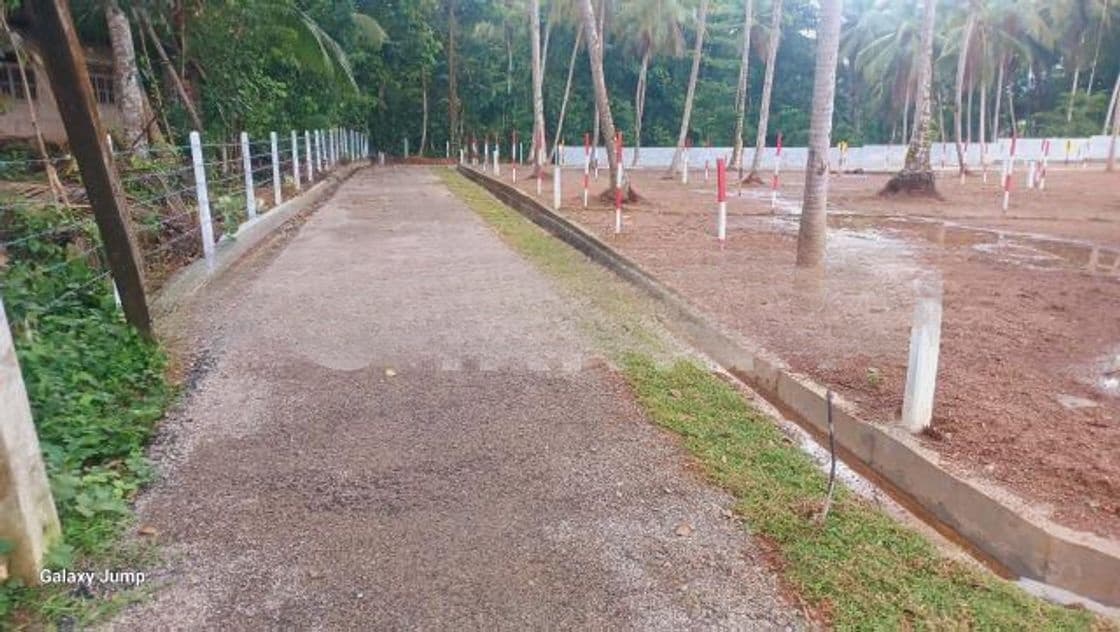 නුවර පාරට ආසන්නව යක්කලින් බිම් කොටස්