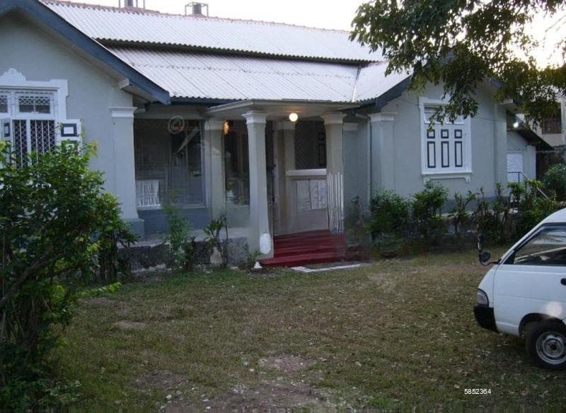 Colonial Bungalow/06beds/for sale in Nugegoda.