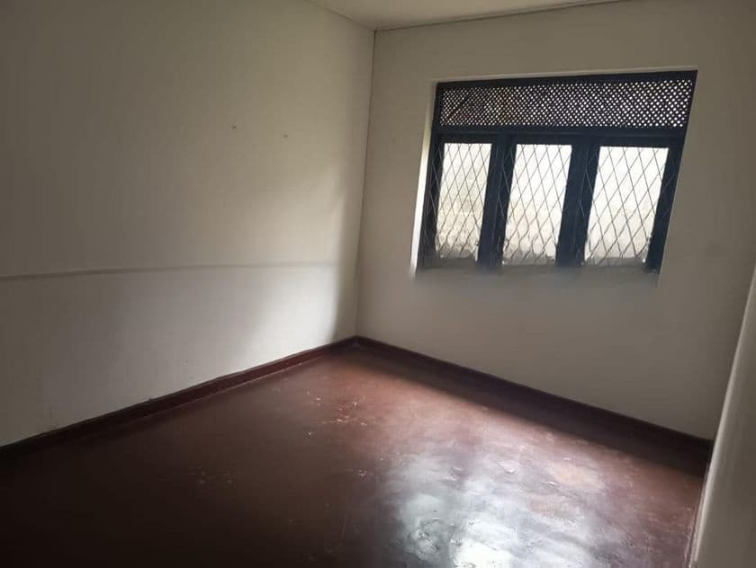 13.3 Perch Valuable Land with a Livable House for Sale in Molpe Moratuwa