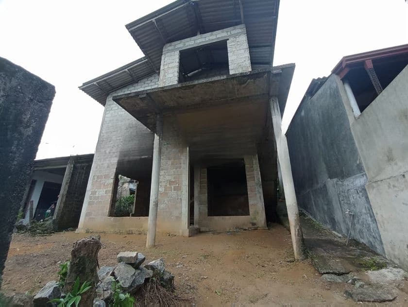 කහතුඩුව නගරයට ආසන්නව පිහිටි හදාගෙන යන නව දෙමහල් නිවස විකිණීමට ඇත