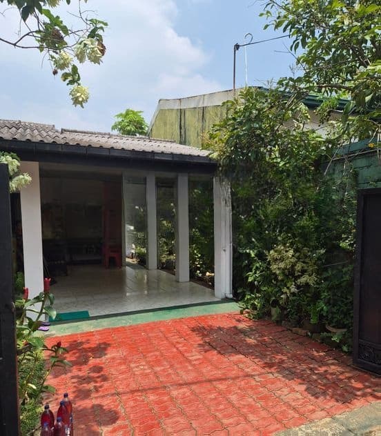 Cozy Modern 2BR Home with Garage /Garden – Athurugiriya