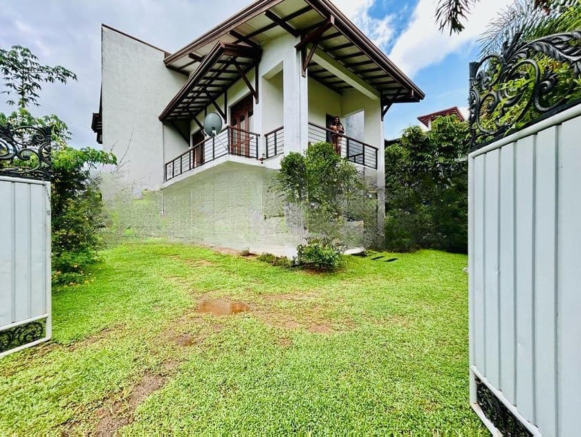 HJS160 - Stunning Luxury Quality Valuable House for Sale in Kadawatha