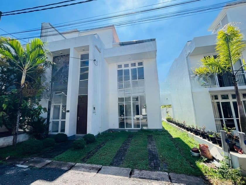Almost Brand New Luxury House For Sale With Swimming pool - Piliyandala.