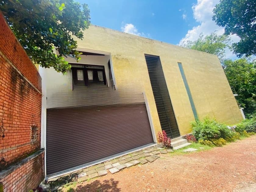 Thalawathugoda Hokandara Three Storey Luxury House For sale