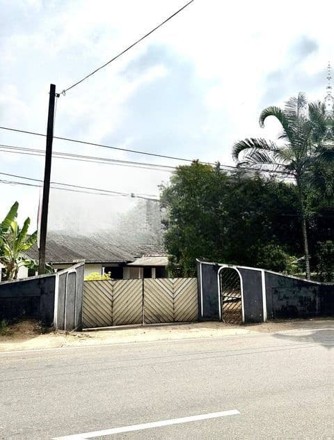 කොළඹ නුවර පාරට ළගින් ව්යාපාරික ඉඩමක්