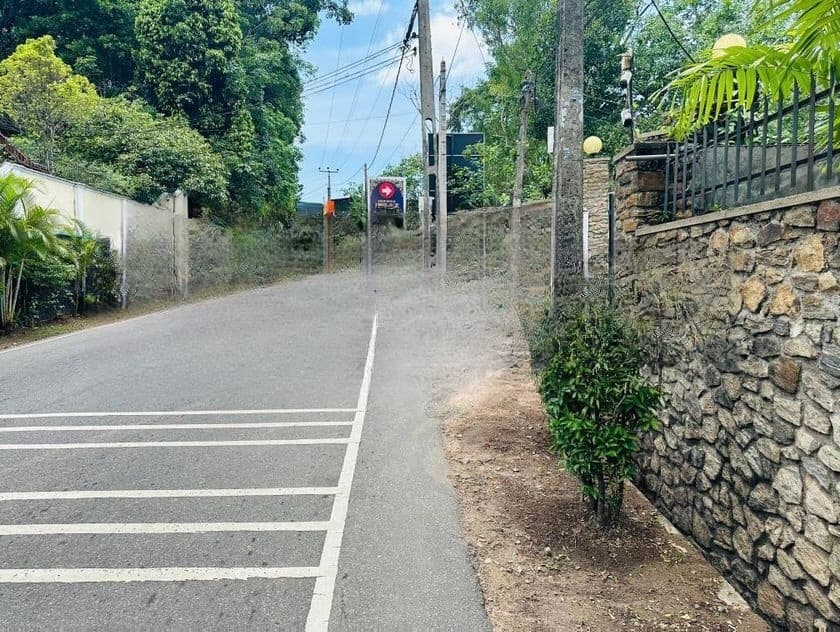 අතුරුගිරිය වානගුරැ මාවතේ වටිනා ඉඩම්