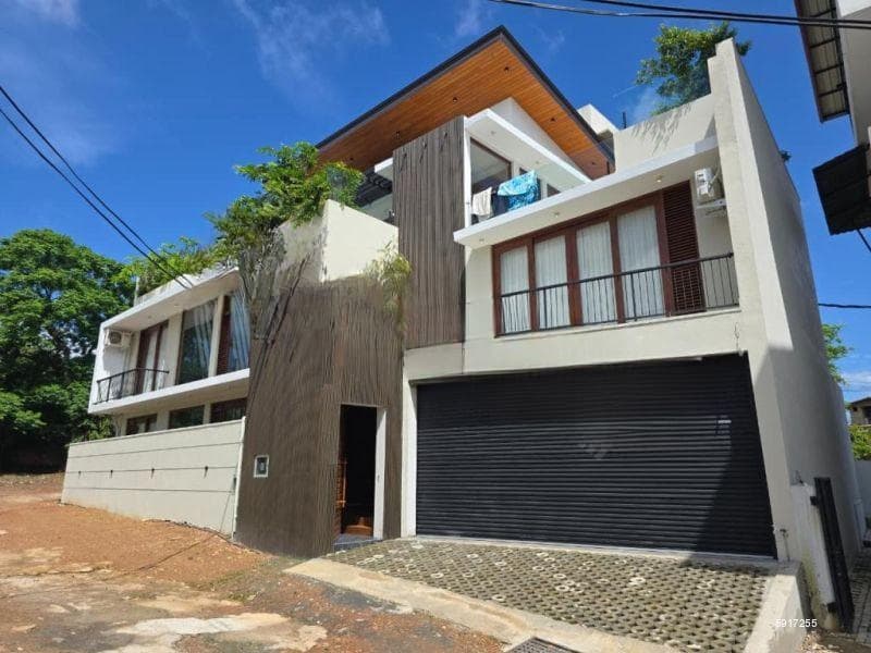 Modern House For Sale in Boralesgamuwa.