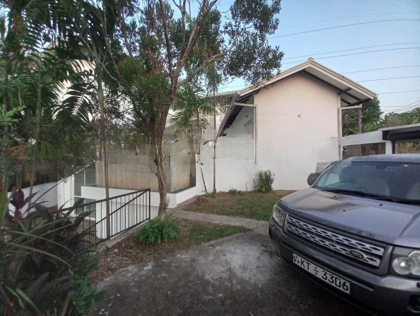 Luxury Upstairs House Sale Talawatugoda
