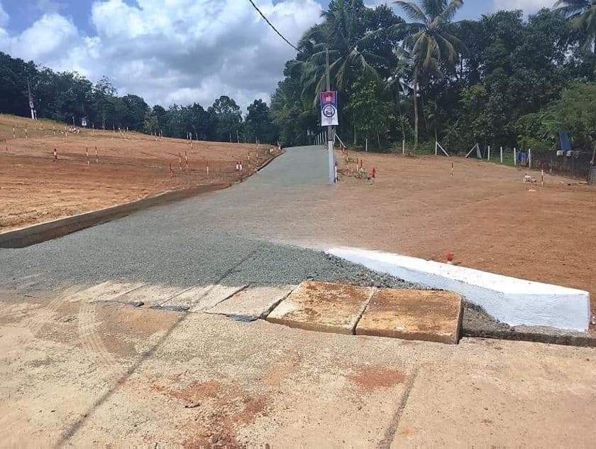 මීපේ ඉංගිරිය (124) ප්රධාන බස් පාරට මුහුණලා බිම්කොටස් විකිණීමට