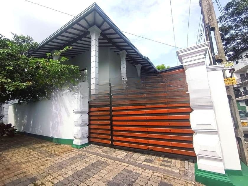 Luxury House For Sale in Bokundara Piliyandala