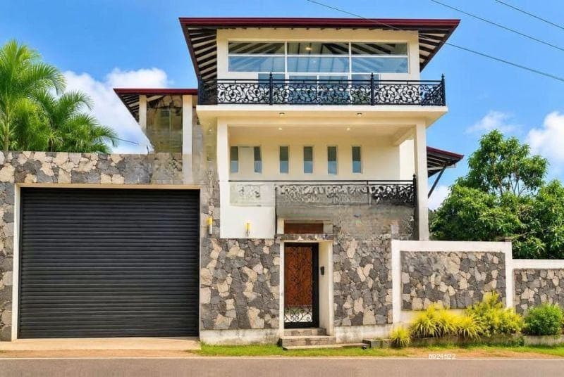 Luxury 4 Bedroom House for Sale – Kadawatha | LKR 98,000,000 (EM166RK)