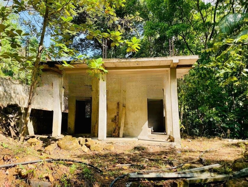 දිය පාරකට මායිම්ව අක්කර බාගයක් සමඟ අඩක් නිම කල විලා එකක්