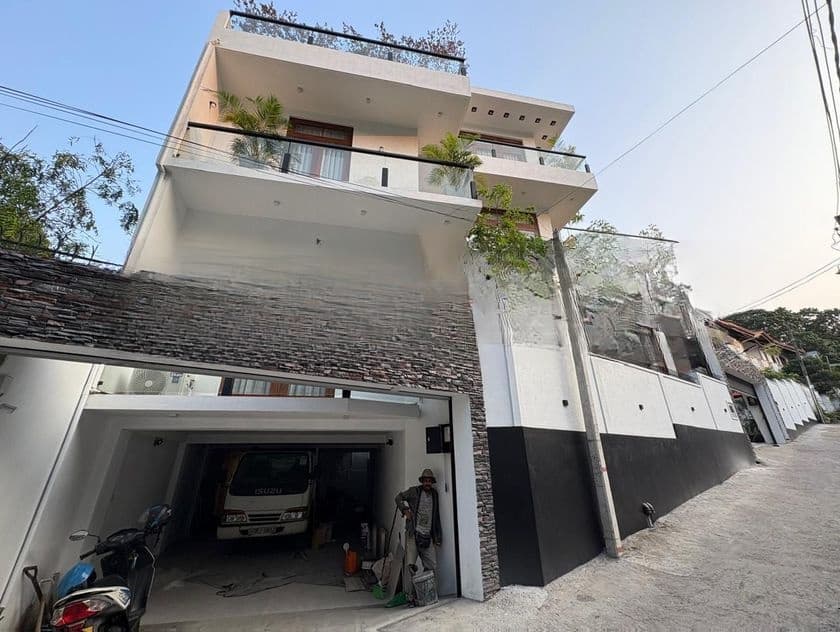 Super Luxury New House Sale in Battamulla