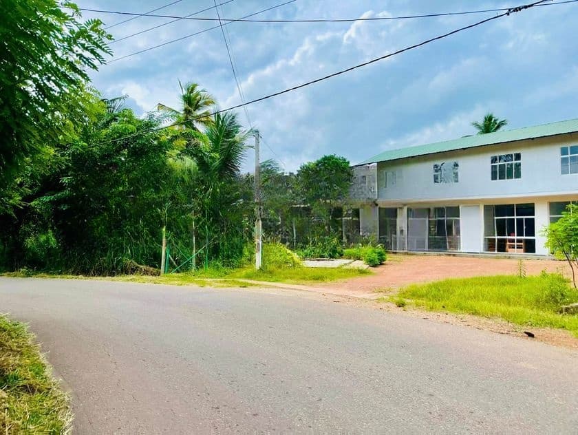 කොළඹ නුවර පාරට ආසන්නව යක්කල නගරයට විනාඩි 5 යි.