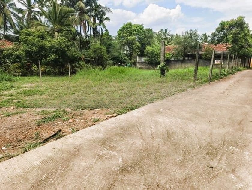යක්කල ලයිසියම් පාසලට ළගින් ඉඩමක්