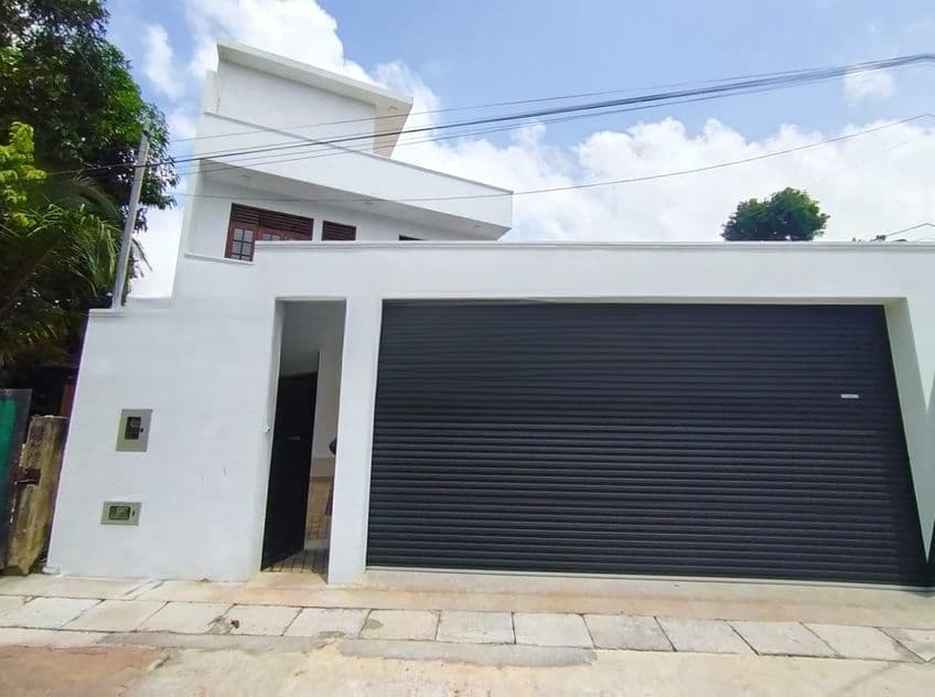 ණවමාදිලියේ ලස්සන මහල්3 නිවසක් විකිනිමට බොරෑලැස්ගමුව රත්තනපිටිය.