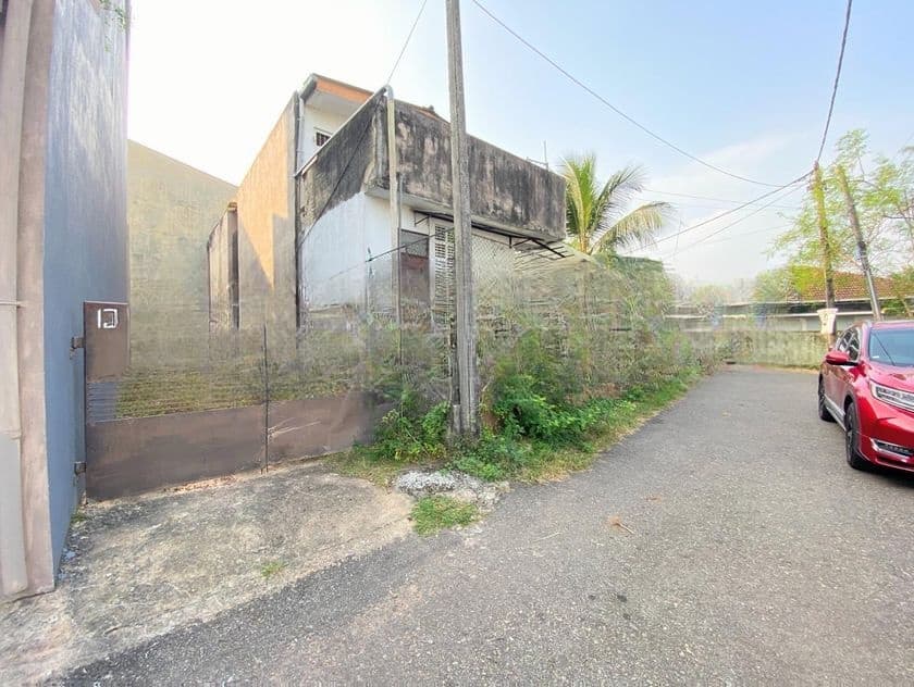 8.6 P Land with Property Sale At 1st lane Pagoda Road Nugegoda