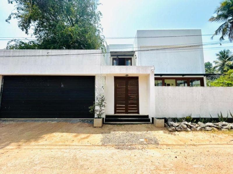 Negombo, Kimbulapitiya Beautiful 2-Storey Home for Sale