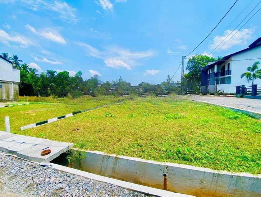 Luxury Land Plots Sale in Athurugiriya,Malabe Rd Facing H37