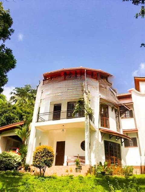 Spacious Luxury House In Talawatugoda
