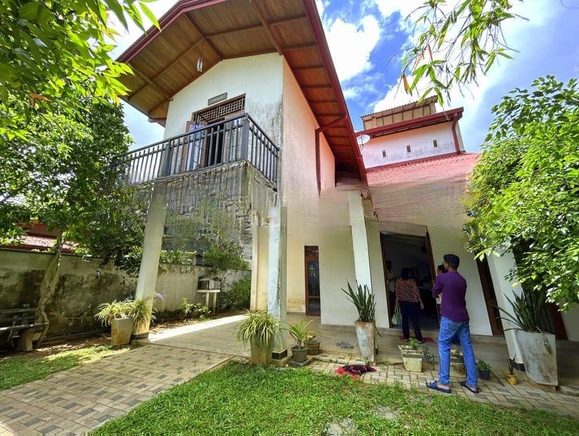 House in Calm Residential Area - Piliyandala Off Madapatha / Jamburaliya