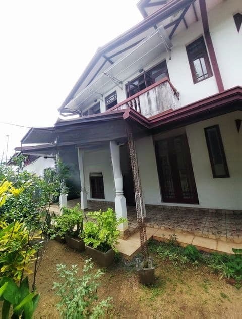 කැලණිය කොපියාවත්ත පාරේ කාමර 7ක විශාල දෙමහල් නිවසක් විකිණීමට
