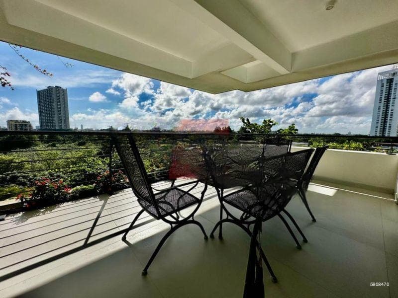 Luxurious refurbished Apartment with a big balcony