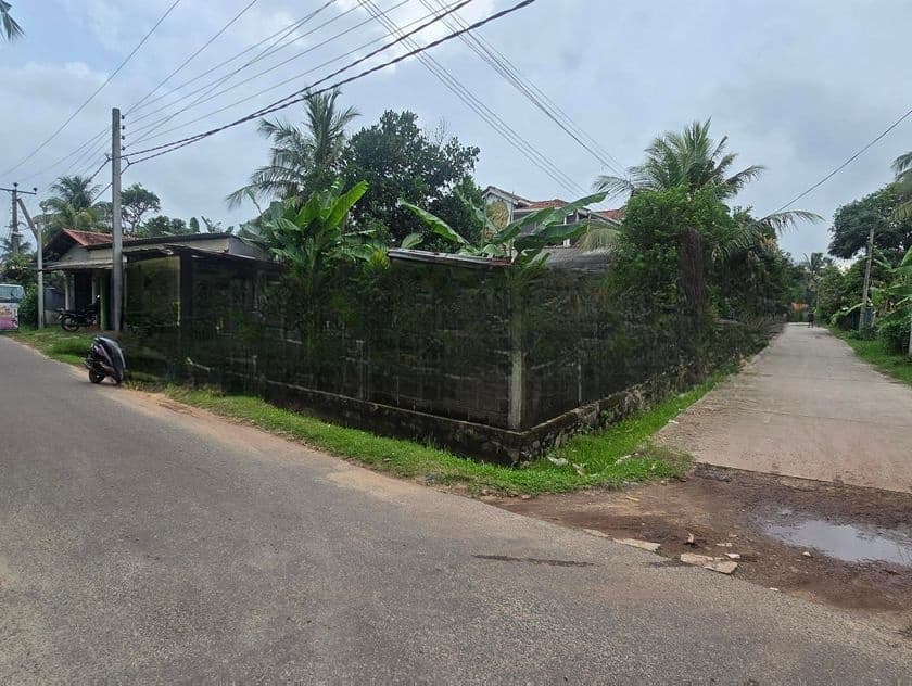 Valuable Land With 2 Bed Rooms House For Sale in Negombo